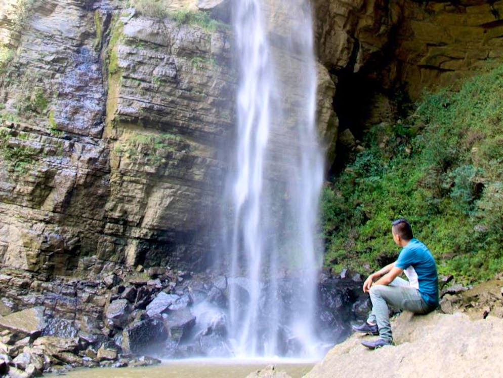 In Kolumbien den Zauber der Vergangenheit spüren. Wasserfälle in der Umgebung von Villa de Leyva laden zu Wanderungen ein. Foto: Manuel Meyer