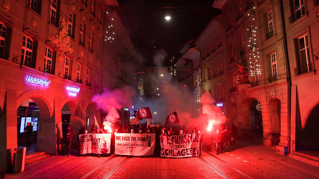 Kundgebung. Unbewilligte Silvester-Demo in Bern.