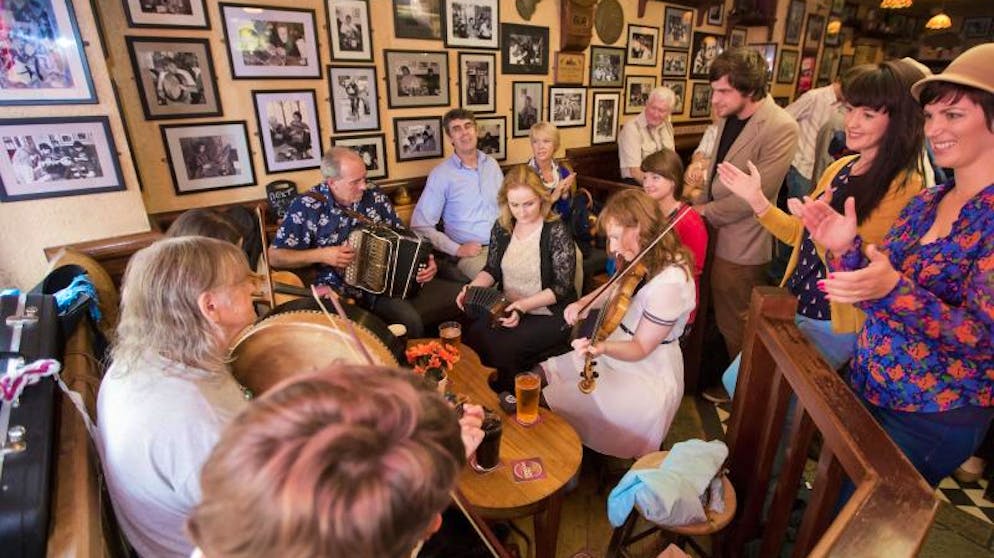 Das sind die Trenddestinationen 2020. Platz eins: In der irischen Küstenstadt Galway kann der Himmel selbst im Hochsommer nach November aussehen. Gibt es deshalb so viele Pubs mit Live-Musik? Ohne Musik jedenfalls kaum ein Pub-Besuch zu Ende.