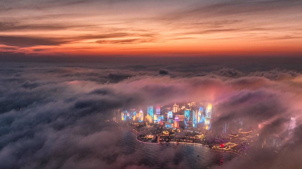 Das sind die Trenddestinationen 2020. Platz sechs: In der ostchinesischen Hafenstadt Qingdao, die hier malerisch im nebel liegt, wurde kürzlich eine gigantische Filmstadt eröffnet. Die Metropole ist einer der wichtigsten Häfen Chinas und bekannt für seine kulinarischen Leckerbissen aus dem Meer.