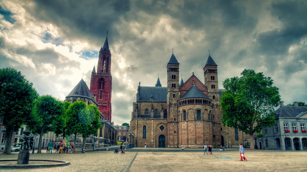 Das sind die Trenddestinationen 2020. Platz sieben: Die niederländische Universitätsstadt Maastricht hat eine bewegte Vergangenheit. Seit 2006 ist jahrhundertealten Dominikanerkirche ein atemberaubender Buchladen. Im ehemaligen Priesterchor kann man zu einem Cappuccino in literarischen Leckerbissen blättern und die besondere Atmosphäre geniessen.<br>