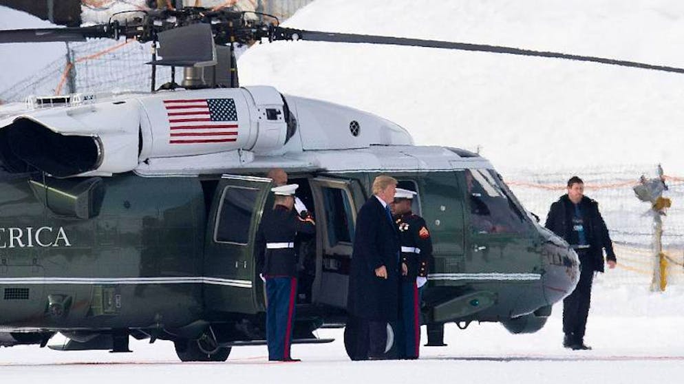 Erinnerung an 2020 – das Grosse WEF-ABC. H: Helikopter, der. Bevorzugtes Transportmittel der wirklich Wichtigen am WEF. Mit einem H. lässt sich der Weg vom Flughafen ins einstige Bergdorf sehr viel schneller zurücklegen als mit den Limousinen, mit denen sich der gemeine Teilnehmer begnügen muss.