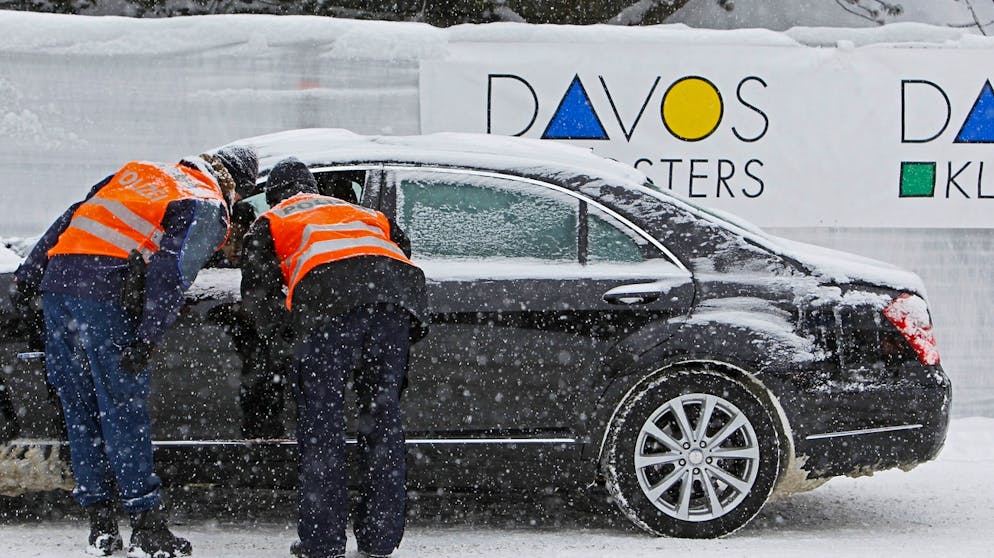 Erinnerung an 2020 – das Grosse WEF-ABC. L: Limousine, die. Das «Fussvolk» der WEF-Teilnehmer muss sich für die Anreise mit einer simplen L. mit Fahrer begnügen – nicht alle können wie der US-Präsident per Helikopter den Luftweg für sich beanspruchen.