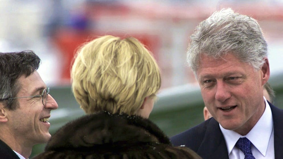 Erinnerung an 2020 – das Grosse WEF-ABC. V: Verpasste Chance, die. Ein namentlich nicht genannter TV-Journalist erhielt Legenden zufolge im Jahr 2000 die Chance, dem damaligen US-Präsidenten Bill Clinton am Flughafen Zürich eine Frage zu stellen, obwohl dieser eigentlich keine Interviews geben sollte. Allerdings blieb es bei der Möglichkeit, da der Kameramann das dazu nötige Mikrofon nicht dabei hatte.