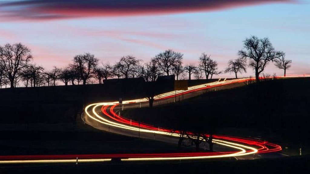 È davvero difficile immortalare in maniera così affascinante il traffico mattutino nei pressi della città tedesca di Vaihingen-sur-l’Enz: abilmente fotografati, i fari delle automobili diffondono una scia di luce.