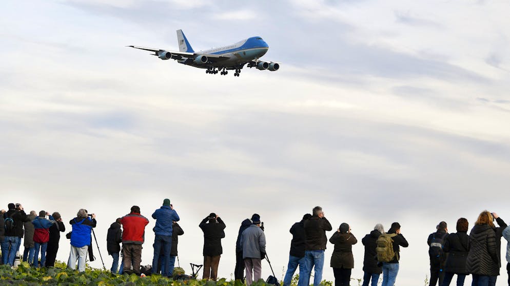 Erinnerung an 2020 – das Grosse WEF-ABC. P: Planespotter, der. Besondere Spezies Mensch, deren Herz jeweils höherschlägt, wenn die versammelten Flieger der WEF-Teilnehmer landen/abheben. Die P. geraten dann jeweilen ziemlich «us em Hüüsli». Vereinzelt sind in der Menge der P. auch Frauen anzutreffen.