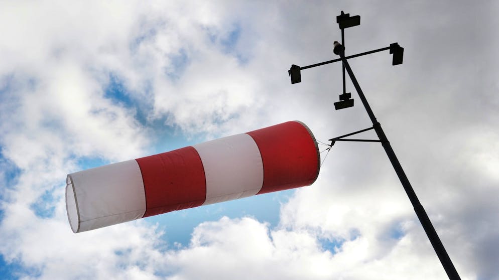 Erinnerung an 2020 – das Grosse WEF-ABC. W: Wind, der, heftig wehend. Um ein Haar weggeblasen wurden die Planespotter vor zwei Jahren am WEF am provisorischen Flugplatz am Davoser See, als sich US-Präsident Trump mitsamt seiner Entourage in die Luft verabschiedete.