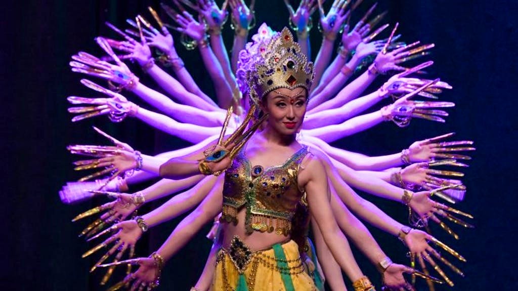 Delle ballerine dalle mani adornate si esibiscono in una danza cinese tradizionale per festeggiare l’arrivo del Nuovo anno cinese.