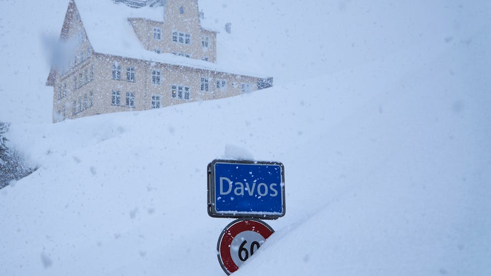 Erinnerung an 2020 – das Grosse WEF-ABC. S: Schnee, der. Macht die Logistik am WEF immer mal wieder schwierig. Vor allem, wenn er wie 2018 erst unmittelbar vor dem Treffen fällt und somit beispielsweise etwaigen bewilligten Demonstrationen aus Platzmangel verunmöglicht werden. Man munkelt, manchen Verantwortlichen komme der S. gerade bei solchen Entscheiden aber nicht gänzlich ungelegen.