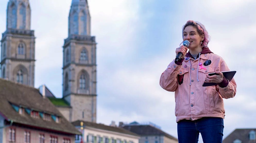 Warum Homosexuelle bei der Frage nach mehr Schutz gespalten sind. Anna Rosenwasser, Co-Geschäftsführerin der Lesbenorganisation Schweiz LOS, spricht bei der Veranstaltung Kiss-In am 11. Januar 2020 in Zürich.