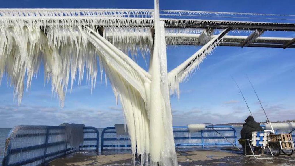 Frostige Temperaturen im US-Bundesstaat Michigan: Trotz der Kälte hat sich dieser Fischer an einem Pier am Michigansee eingefunden, wo das Eis bizarre Skulpturen formt.