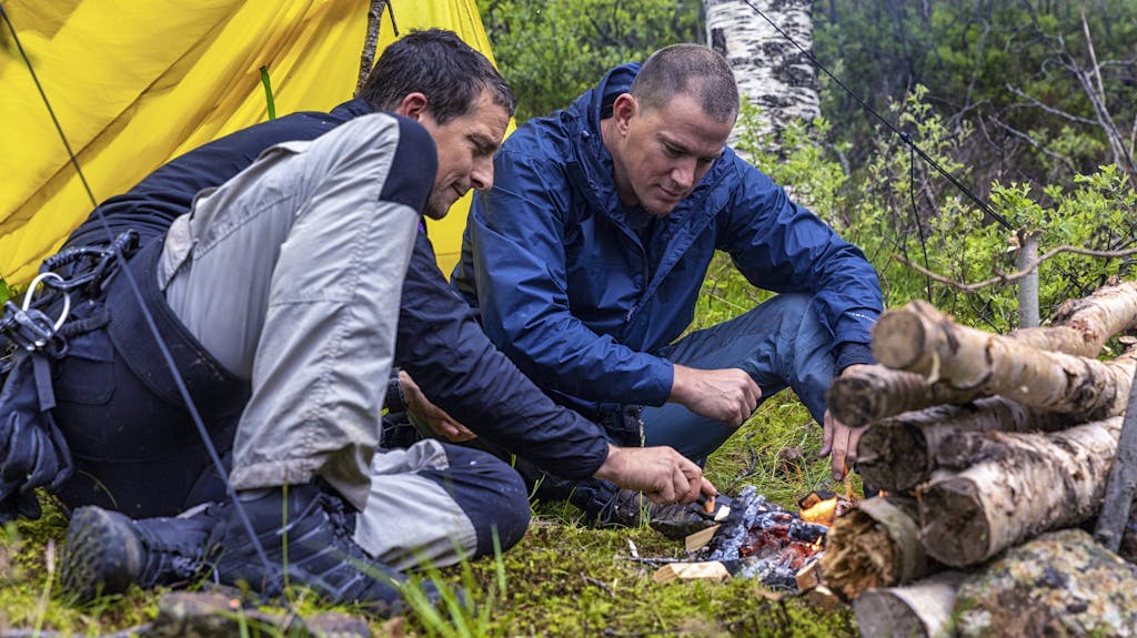 Bear Grylls jagt Promis durch die persönliche Hölle