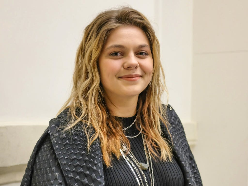 Louane officialise sa grossesse au défilé Jean Paul Gaultier