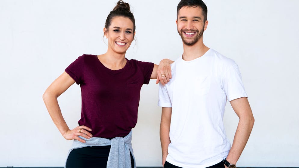 «Darf ich bitten»: Das Training hat begonnen - und 1, 2, 3, 4 …. Newsfrau Bigna Silberschmidt trainiert mit Pitt-Alexander Wibawa.