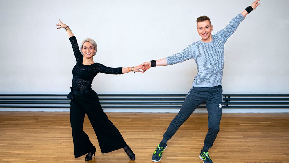 «Darf ich bitten»: Das Training hat begonnen - und 1, 2, 3, 4 …. Wiedersehen mit Schauspieler und Synchronstimme Edward Piccin. Er wird von Noemi Bozzo gecoacht.