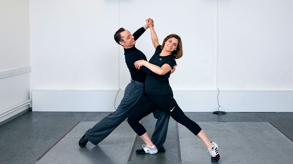 «Darf ich bitten»: Das Training hat begonnen - und 1, 2, 3, 4 …. Die Ex-Olympia-Fechterin Gianna Hablützel-Bürki startet mit Trainer Beat Künzi.