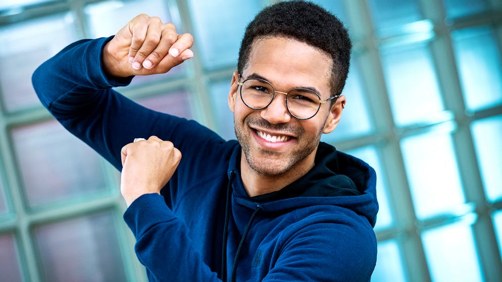«Darf ich bitten»: Das Training hat begonnen - und 1, 2, 3, 4 …. Die zweite Tanznummer zeigt er mit seinem Mami Sarah.
