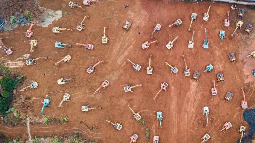 Ballet de pelleteuses: des dizaines de pelleteuses sont à l’œuvre dans le district de Caidian à Wuhan. Une clinique spéciale pour patients infectés par le coronavirus doit être construite ici.