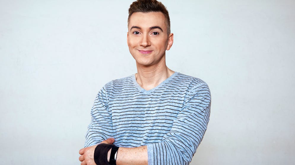 «Darf ich bitten»: Das Training hat begonnen - und 1, 2, 3, 4 …. Für die zweite Darbietung wagt er sich mit Musical-Kollegin Tina Tanner aufs Parkett.