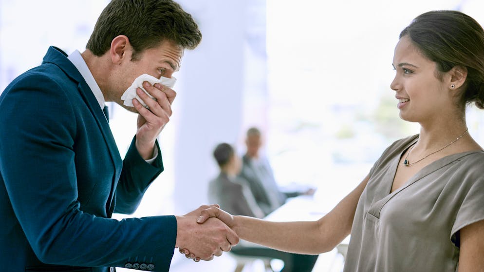 Wissenswertes über Viren. So vielfältig wie die Virenwelt, so unterschiedlich ist ihr Übertragungsweg. Erkältungs- oder Influenzaviren verbreiten sich zum einen über Schmierinfektionen. Das geschieht zum Beispiel, indem sie über das Händeschütteln oder einen gemeinsam genutzten Gebrauchsgegenstand zu einer anderen Person wandern und dann in die Nasen-Rachenschleimhäute gelangen. 