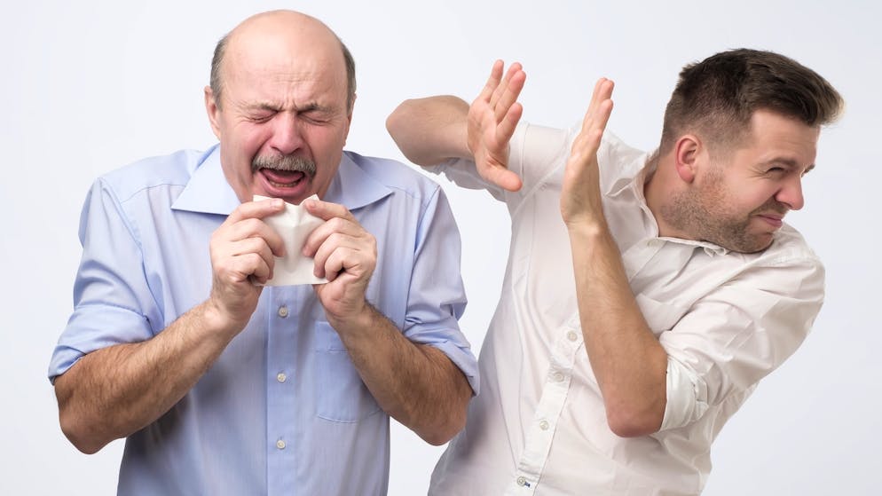 Wissenswertes über Viren. Zum anderen können sie via Tröpfcheninfektion weitergegeben werden. Das geschieht, indem kleine Speicheltröpfchen, wie sie beim Niesen oder Husten entstehen, an die Raumluft abgegeben und von anderen Personen eingeatmet werden.