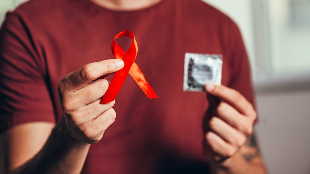 Wissenswertes über Viren. Andere Viren wie etwa das HI- oder das HBV-Virus (Hepatitis B) werden ausschliesslich über Blut oder Körperflüssigkeiten übertragen.