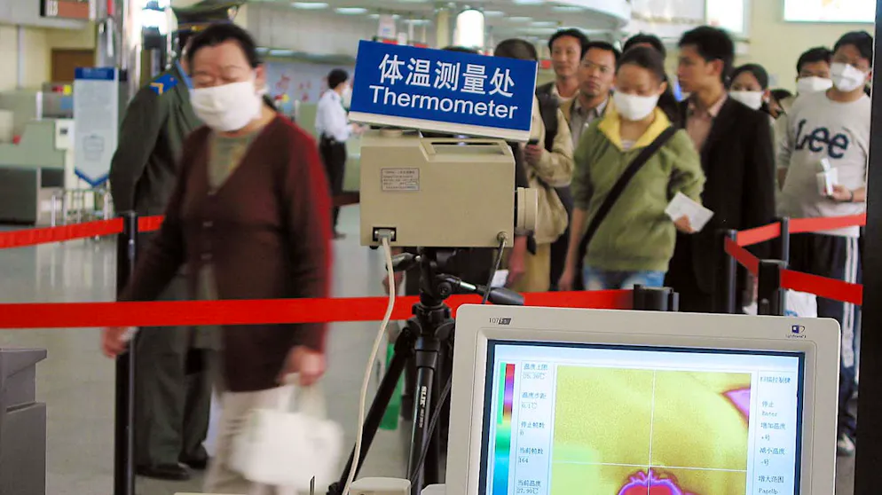 An einigen Flughäfen in China wurden bereits Fieberkontrollen für Reisende eingeführt. 