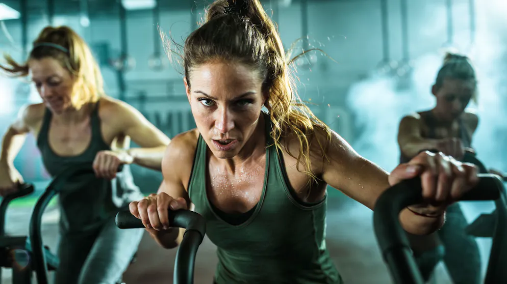 Menschen, die an Sportsucht leiden, verlieren nach und nach jegliches Gespür für das richtige Mass an Bewegung. Das exzessive Trainingsverhalten führt zu körperlichen und seelischen Beschwerden.