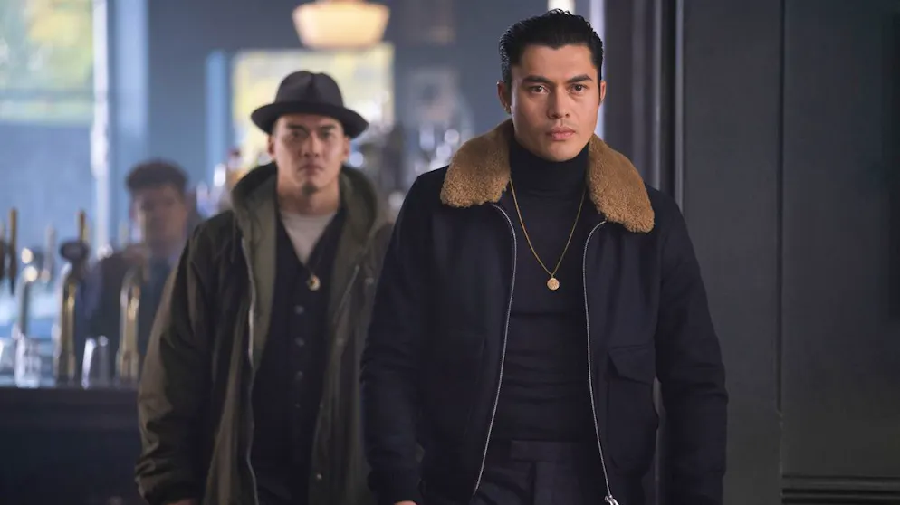 Das sind die Kino-Highlights im Februar. «Dry Eye» (Henry Golding) hat Interesse an Mickeys Business, aber nicht genug Kleingeld in der Tasche.