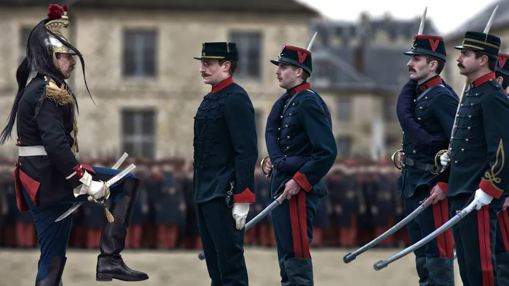 Das sind die Kino-Highlights im Februar. Alfred Dreyfus (Louis Garrel, zweiter von links) wird öffentlich degradiert.