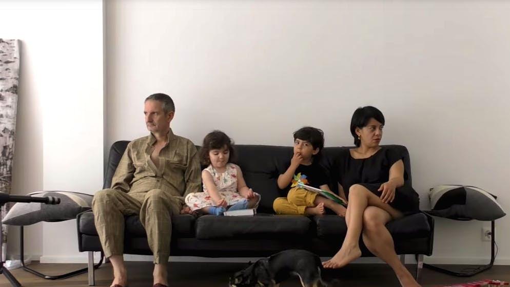 Stimmen zur Abstimmung über den Rosengarten-Tunnel. Thomas Haemmerli, Autor und Filmemacher, sagt: «Als einer, der kein Auto hat und ständig Velo fährt, stimme ich trotzdem Ja.» Auf dem Bild ist er mit seiner Familie zu sehen.