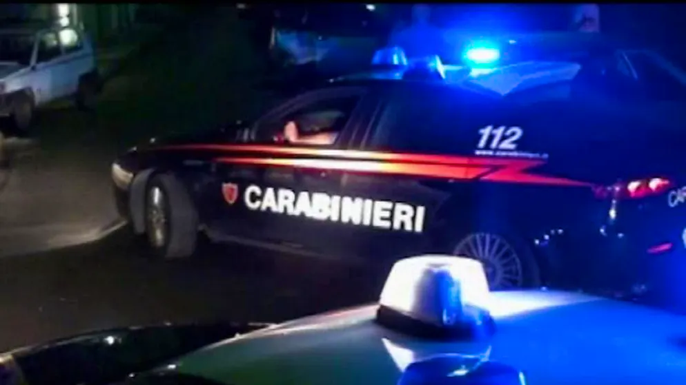 È successo in Italia. Aggredito da un gruppo di giovani, muore davanti al figlio di 11 anni