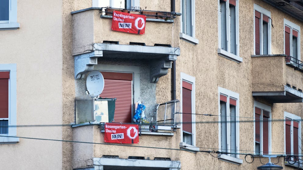 Stimmen zur Abstimmung über den Rosengarten-Tunnel. Plakate auf Balkonen in Wipkingen werben für ein Nein zum Rosengarten-Tunnel.