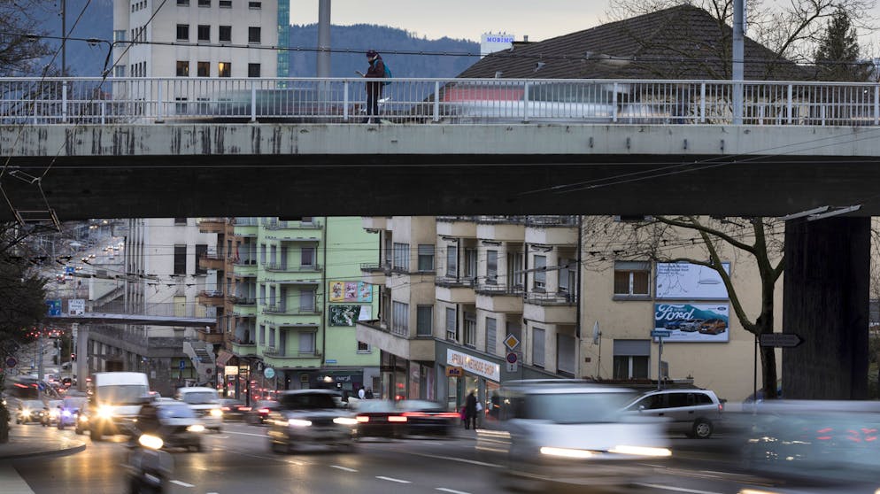 Stimmen zur Abstimmung über den Rosengarten-Tunnel. Blick auf die Rosengartenstrasse in Zürich-Wipkingen. Bis zu 56'000 Autos brausen hier täglich vorbei. 