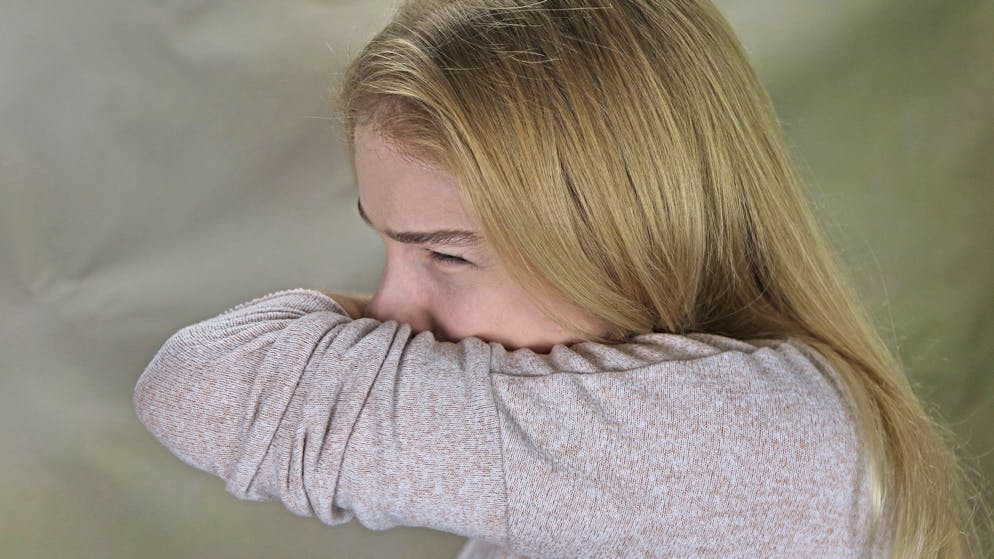 Wissenswertes über Viren. Damit infektiöse Tröpfchen beim Husten oder Niesen in möglichst geringem Masse herumwirbeln, macht es Sinn, in die (bekleidete) Armbeuge zu Husten oder zu niesen. 