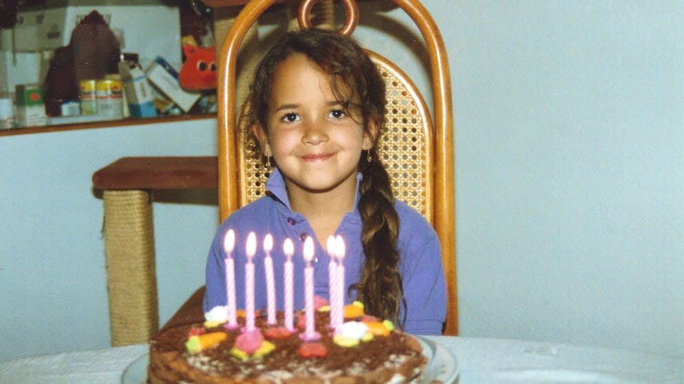 Michelle Halbheer über ihre Selbstverletzungen: «Das Ansetzen der ‎Klinge bewirkte Aufregung und Vorfreude, dem schnellen Schnitt folgte ein brennender Schmerz, der nur ‎langsam abklang. Blut, das sich aus kunstvollen Verästelungen zu einem breiten Strom verband, strömte aus ‎meinem Körper. Die einsetzende Entspannung war umfassend.»