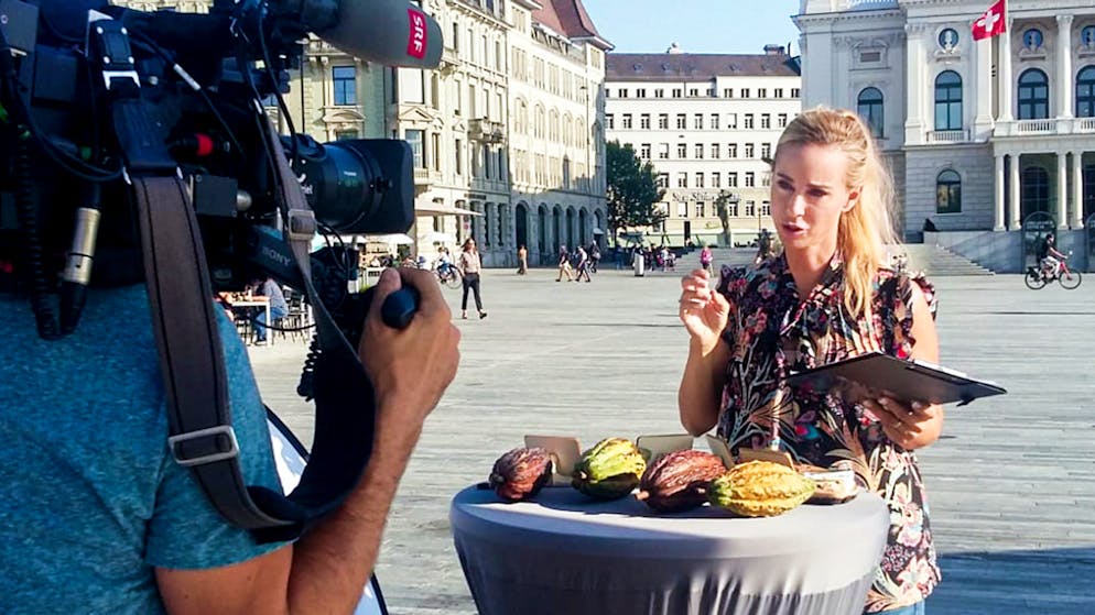 Nicole Berchtold in «Was kostet die Schweiz»?. In Folge 1 geht es um Schokolade.