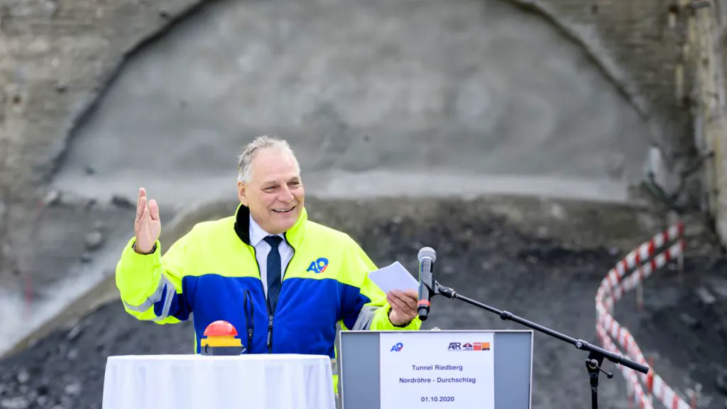 Strassen. Erster Durchschlag in Walliser Tunnel