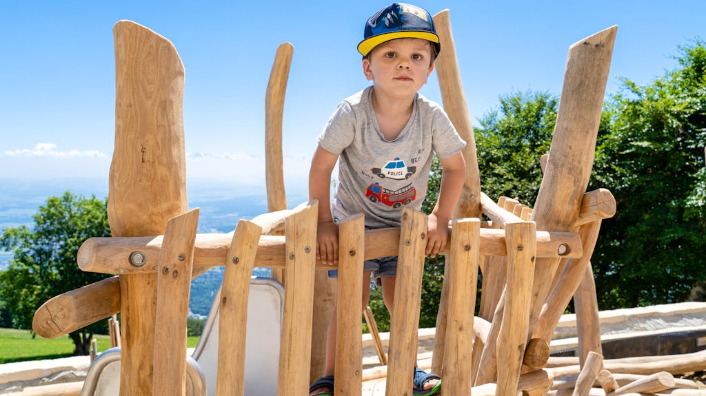 Bub auf Spielplatz Weissenstein