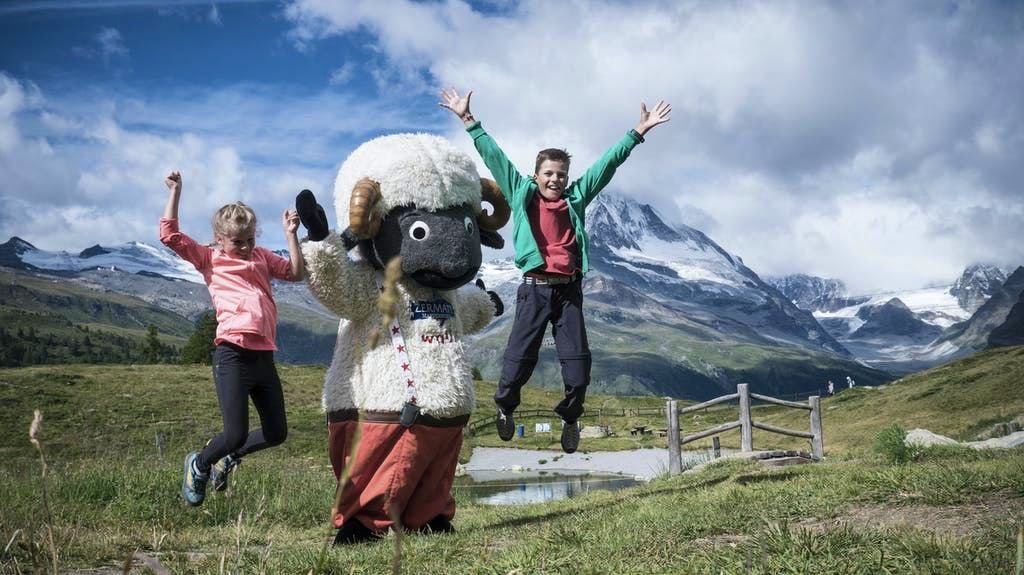 Kinder mit Maskottchen Wolli im Erlebnispark Sunnegga Zermatt