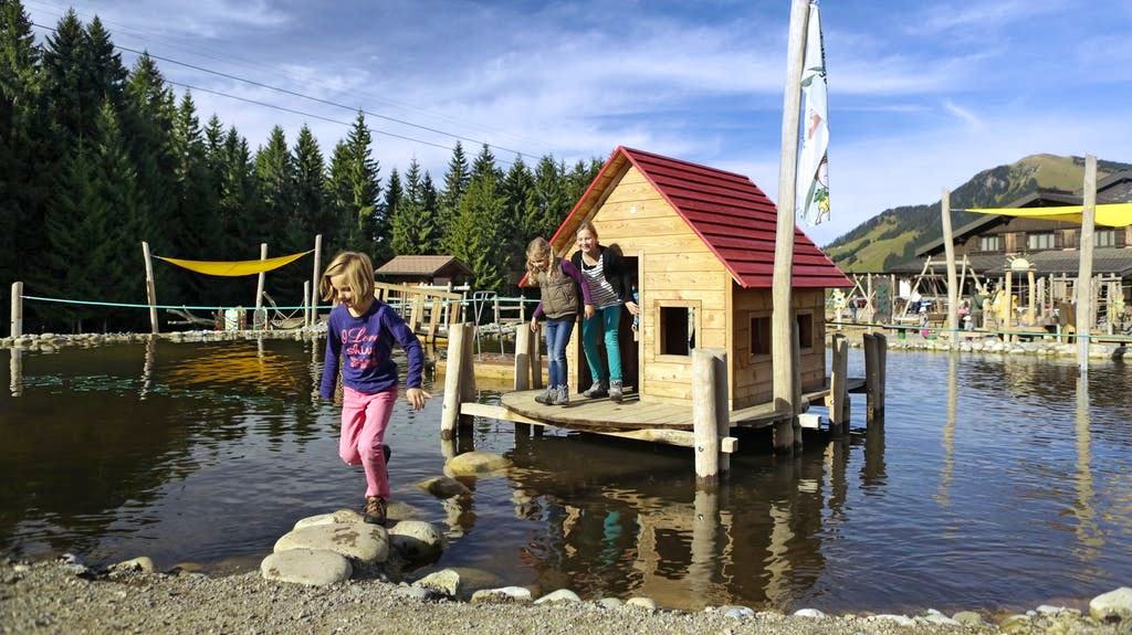 Kinder spielen im Erlebnispark Mooraculum Sörenberg