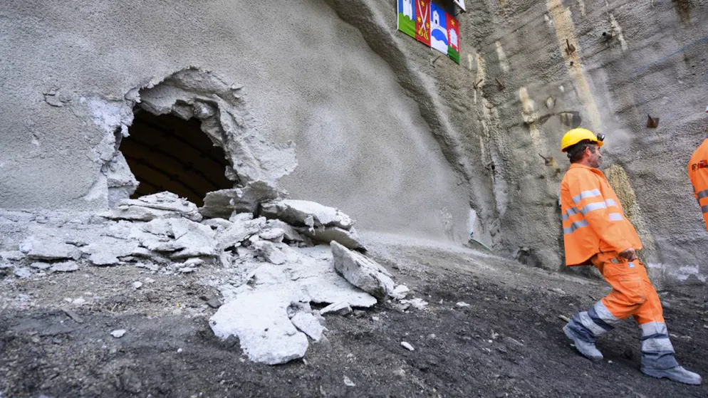 Eröffnung A9-Abschnitt / Erster Durchschlag in Riedbergtunnel. Der Durchstich ist ein Meilenstein. Beim Bau des Tunnels gab es viele Schwierigkeiten.