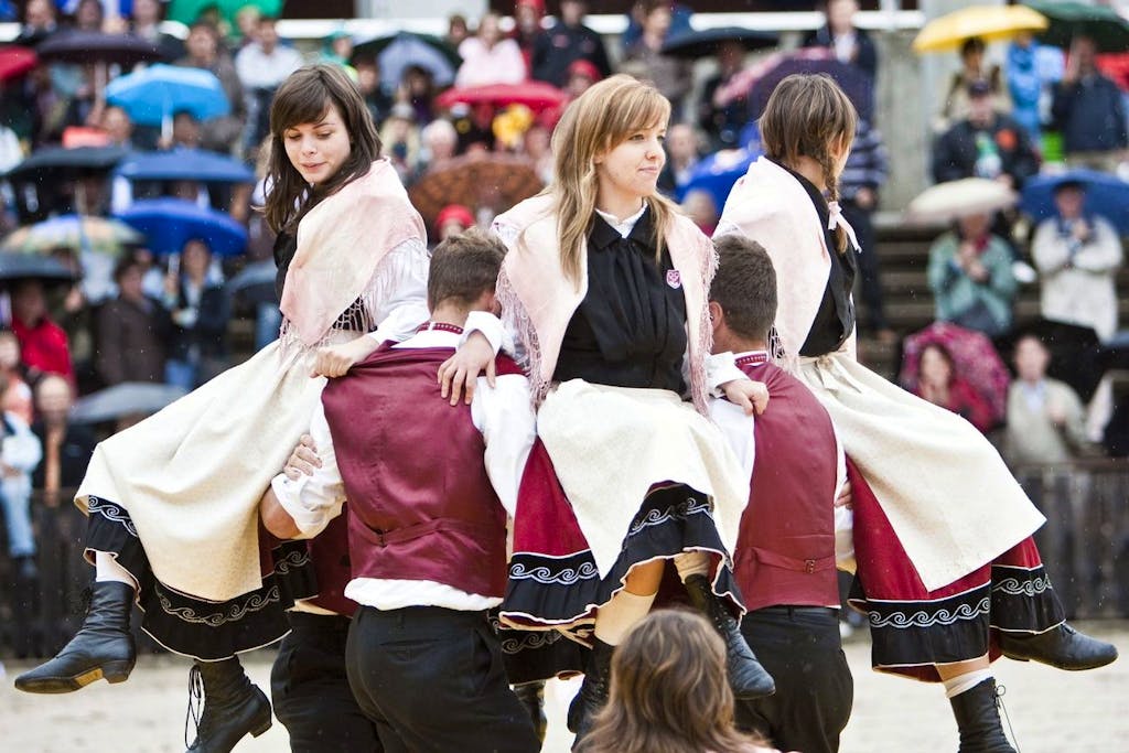 Ehrengaeste aus dem Suedtirol praesentieren ihre Traditionen, an der 67. OLMA, Schweizer Messe fuer Landwirtschaft und Ernaehrung, am Samstag, 10. Oktober 2009 in St. Gallen. (KEYSTONE/Ennio Leanza)