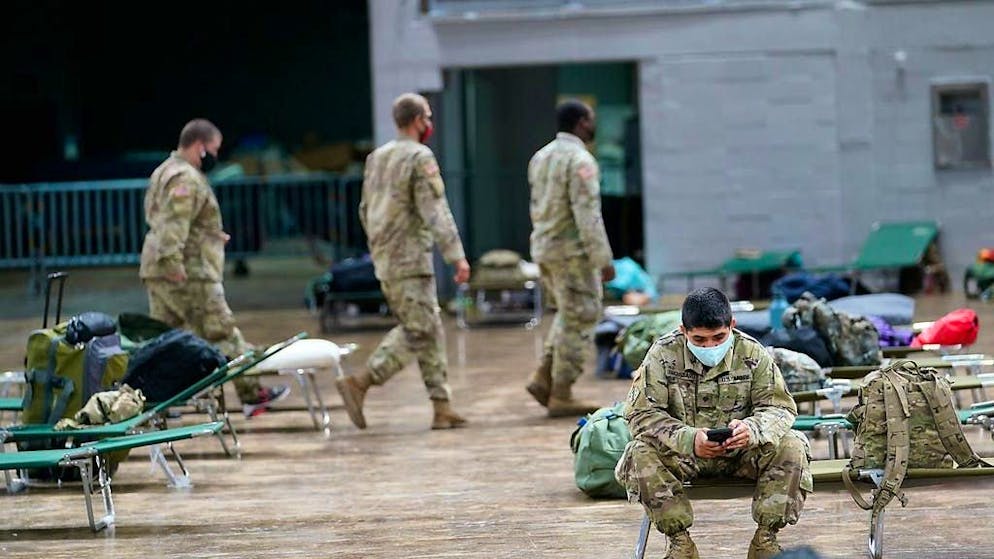 In Lake Charles in Louisiana stellen Mitglieder der Nationalgarde Betten in einem Schutzraum auf.