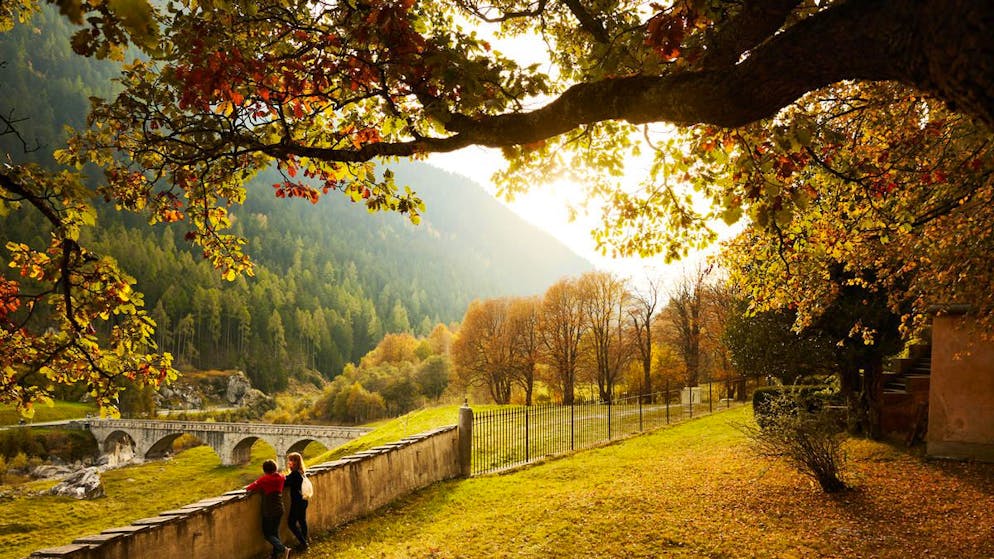 Umgeben von mächtigen Kastanienbäumen: Die Aussicht über die Mera und das Bergell lässt sich von der Gartenanlage des Palazzo Castelmur besonders gut geniessen.