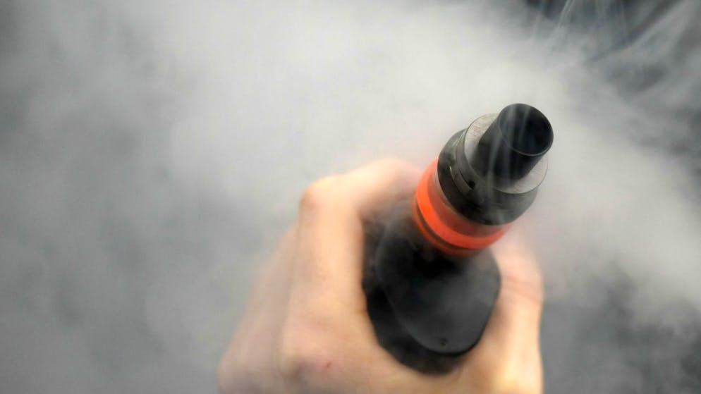 La cigarette électronique est particulièrement appréciée des fumeurs de moins de 18 ans, garçons en tête (photo symbolique).