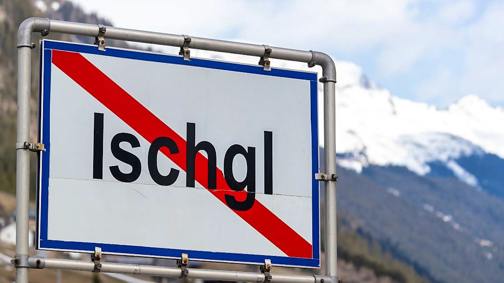 ARCHIV – Ein Ortsschild mit durchgezogener roter Linie steht am Ende der Ortschaft Ischgl. Foto: Jakob Gruber/APA/dpa