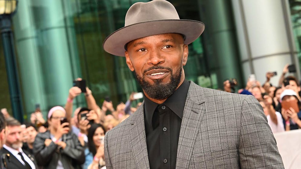Jamie Foxx meldet sich nach medizinischem Unfall. Jamie Foxx erlitt Anfang April einen medizinischen Notfall am Set vom Netflix-Film «Back to Action».