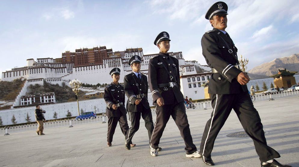 Alles unter Kontrolle: Chinesische Soldaten patrouillieren 2008 vor dem Potala-Palast in Lhasa.