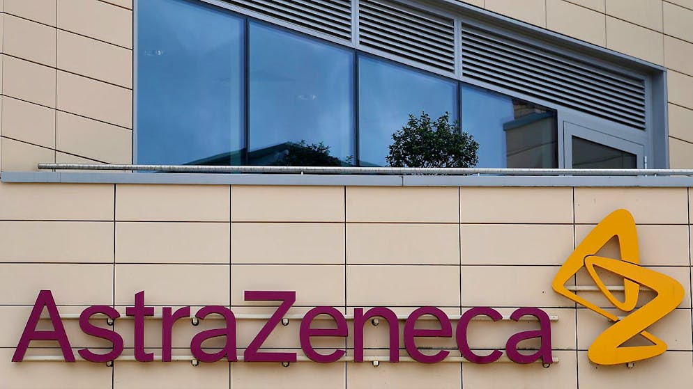 ARCHIV – Das Firmenlogo des Pharmakonzerns AstraZeneca über dem Eingang des Unternehmens. Während der Studie zu einem Coronaimpfstoff des Pharmakonzerns AstraZeneca in Brasilien ist ein Proband gestorben. Foto: Alastair Grant/AP/dpa